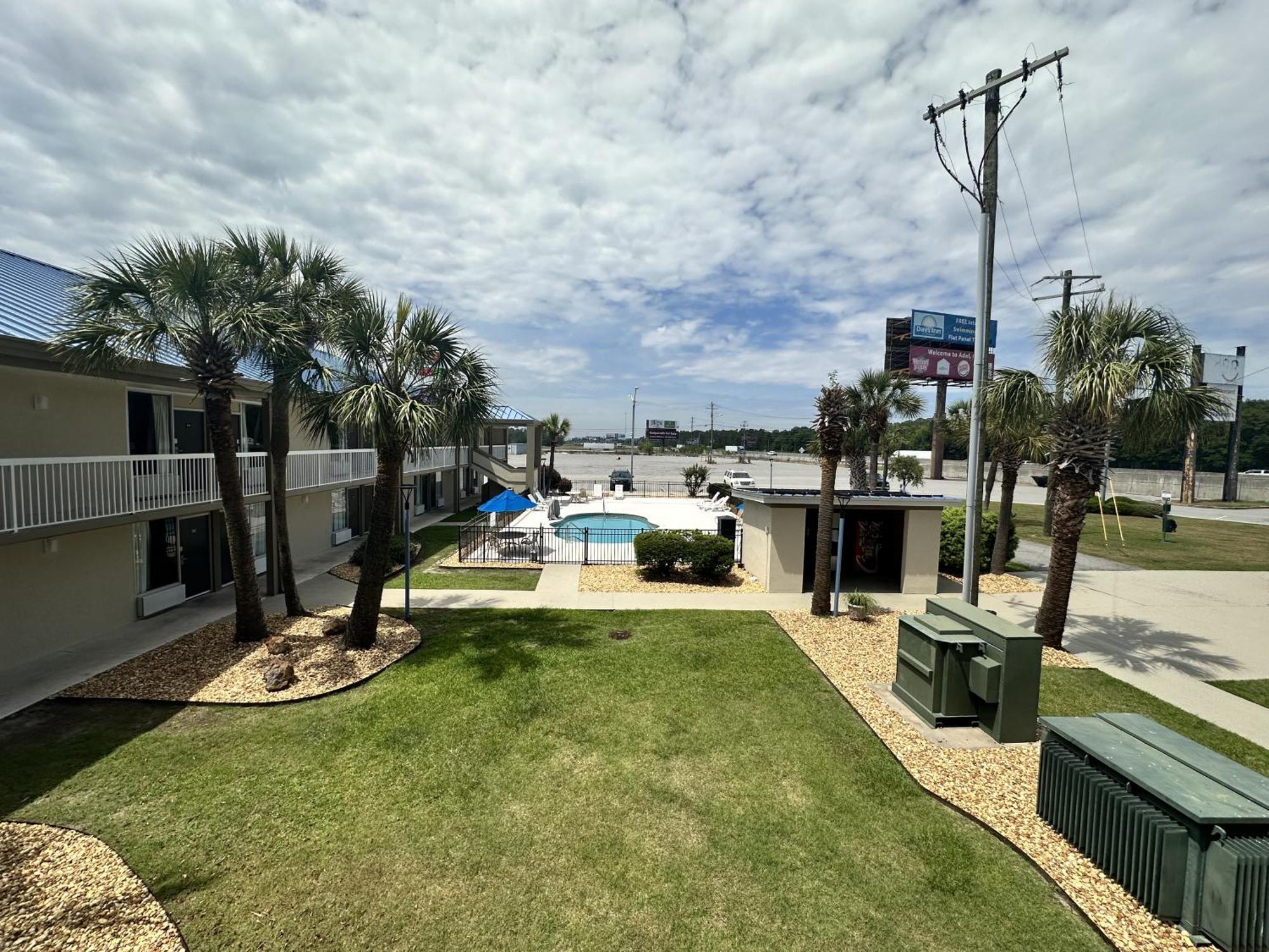Days Inn By Wyndham Adel I-75 מראה חיצוני תמונה